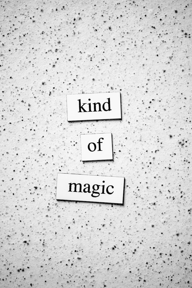 Citat "Kind of Magic" ligger på ett prickigt underlag. 